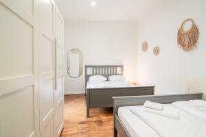 1 Schlafzimmer mit 2 Betten und einem Spiegel in der Unterkunft Hamburg - 2 Bedrooms for up to 11 guests in Hamburg