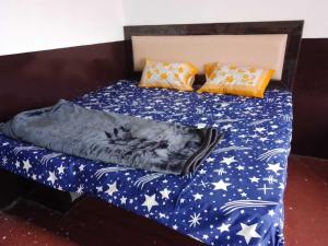 Ένα ή περισσότερα κρεβάτια σε δωμάτιο στο Hotel O Home KD Group Homestay +8 φωτογραφίες
