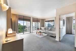 Prostor za sedenje u objektu Breezy Harbourfront Resort Escape with Tropical Pool