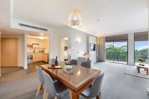 Prostor za sedenje u objektu Breezy Harbourfront Resort Escape with Tropical Pool