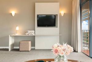 TV i/ili multimedijalni sistem u objektu Breezy Harbourfront Resort Escape with Tropical Pool