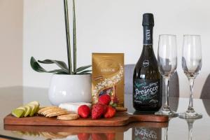 Pića u objektu Breezy Harbourfront Resort Escape with Tropical Pool