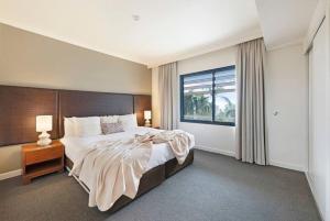 Krevet ili kreveti u jedinici u okviru objekta Breezy Harbourfront Resort Escape with Tropical Pool