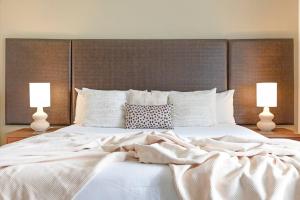 Krevet ili kreveti u jedinici u okviru objekta Breezy Harbourfront Resort Escape with Tropical Pool
