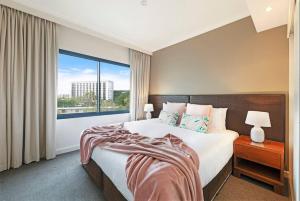 Krevet ili kreveti u jedinici u okviru objekta Breezy Harbourfront Resort Escape with Tropical Pool
