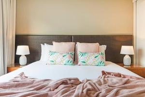 Krevet ili kreveti u jedinici u okviru objekta Breezy Harbourfront Resort Escape with Tropical Pool
