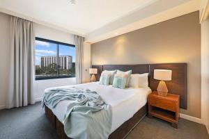 Krevet ili kreveti u jedinici u okviru objekta Breezy Harbourfront Resort Escape with Tropical Pool