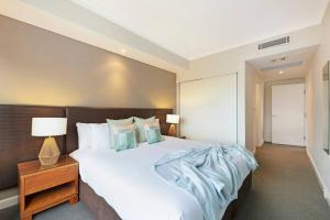 Krevet ili kreveti u jedinici u okviru objekta Breezy Harbourfront Resort Escape with Tropical Pool