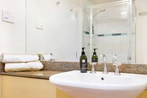 Kupatilo u objektu Breezy Harbourfront Resort Escape with Tropical Pool