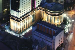 una vista aérea de un edificio en una ciudad por la noche en Courtyard By Marriott Shanghai Xujiahui, en Shanghái