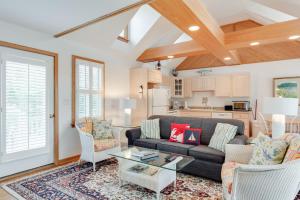 uma sala de estar com um sofá e uma mesa em Courtyard Villas on Silver Lake em Ocracoke