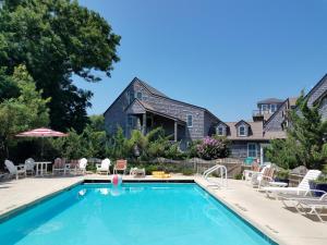 een zwembad voor een huis bij Courtyard Villas on Silver Lake in Ocracoke