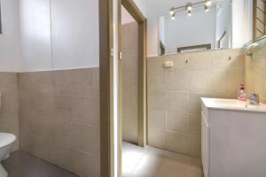 ein Badezimmer mit einem WC, einem Waschbecken und einem Spiegel in der Unterkunft The Mess and Barracks in Ararat