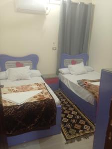 twee bedden naast elkaar in een kamer bij Mooody nobin haws in Abu Simbel