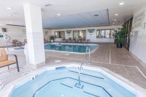 einen großen Pool in einem Hotelzimmer mit Pool in der Unterkunft Courtyard Florence South Carolina in Florence