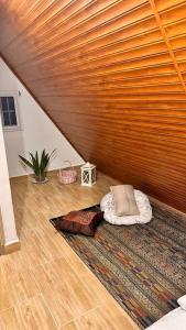 a room with a wooden wall and a rug at Cabaña María in Siguatepeque