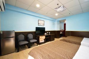 a hotel room with two beds and a television at 知本溫泉-彩溱旅宿 in Wenquan +29 photos