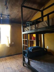 2 Etagenbetten in einem Zimmer mit Fenster in der Unterkunft Maison de Hill Home in Dồng Văn