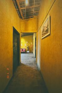 un pasillo vacío en un edificio con paredes amarillas en Maison de Hill Home, en Dồng Văn