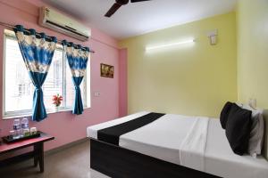 a bedroom with a bed and a window at SPOT ON Shree Balaji Hotel in kolkata