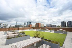 a rooftop garden on the roof of a building at Lake view apartment 5 minutes to city center with free parking nearby in Manchester