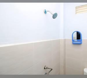 baño con lavabo y grifo en Ambon Residence Syariah, en Ambon