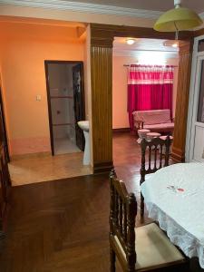 sala de estar con cama y baño en Fully furnished 1bhk flat near dhumbarahi area en Katmandú