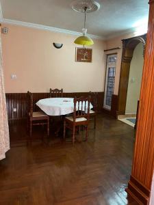 comedor con mesa y sillas en un suelo de madera en Fully furnished 1bhk flat near dhumbarahi area en Katmandú