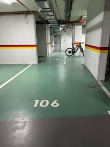 un garage con una bicicletta parcheggiata sul pavimento di City Park Inn - Art Gallery a Plovdiv