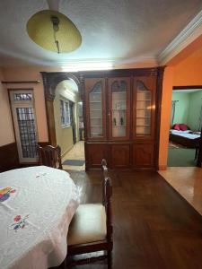 1 dormitorio con 1 cama y 1 dormitorio con 1 cama individual en Fully furnished 1bhk flat near dhumbarahi area en Katmandú