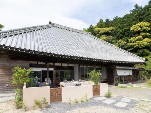a japanese house with a roof at 一棟貸し古民家の宿まるがやつ in Ōtaki