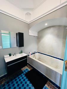 een badkamer met een bad en een wastafel bij Charming Villa with Pool, Garden and Pingpong in Marrakesh