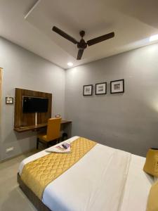 Postel nebo postele na pokoji v ubytování Hotel Blue Wellington - Near Mumbai Airport