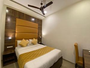 Postel nebo postele na pokoji v ubytování Hotel Blue Wellington - Near Mumbai Airport
