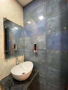 Koupelna v ubytování Hotel Blue Wellington - Near Mumbai Airport
