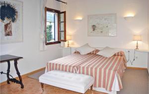 une chambre avec un lit, une table et une fenêtre dans l'établissement 7 Bedroom Cozy Home In Sóller, à Sóller