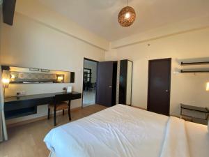 een slaapkamer met een bed, een bureau en een tafel bij Studio Suite Ceylon Bukit Bintang 09 in Kuala Lumpur