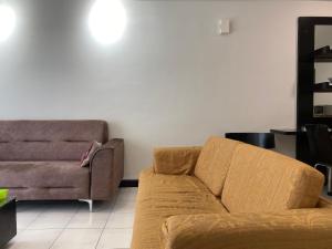 ein Wohnzimmer mit einem Sofa und einem Stuhl in der Unterkunft Studio Suite Ceylon Bukit Bintang 09 in Kuala Lumpur