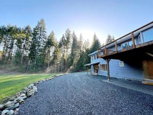 Casa con balcón al lado de una carretera en Nature Lovers’ Paradise, en Nanaimo