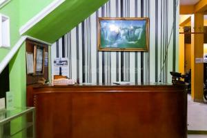 een kamer met een televisie bovenop een bureau bij Hotel Jaya Wisata RedPartner in Sungaipenuh