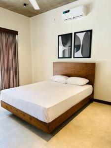 ein Schlafzimmer mit einem großen Bett in einem Zimmer in der Unterkunft Lake Round Luxury House in Kurunegala