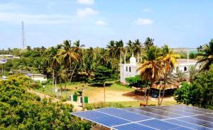 een groep zonnepanelen bovenop een huis bij Sea Face Guest Inn------------------- By C - Face Seafood Restaurant in Hambantota