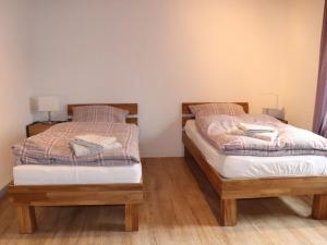 two beds sitting next to each other in a room at Holiday home Am Beulskopf in Hemmelzen