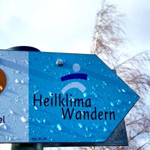 una señal azul con las palabras heliopolis walden en Harz is calling, en Hahnenklee-Bockswiese