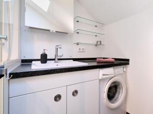 Una cocina blanca con fregadero y lavadora. en Holiday home Bikini-Butze, en Holnishof 17 fotos más