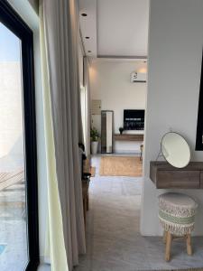 a living room with a table and a mirror at شاليهات بالما in Al Hofuf