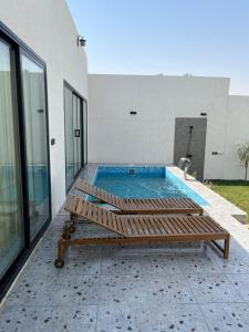 - une piscine installée sur le patio d'une maison dans l'établissement شاليهات بالما, à Al Hofuf