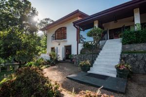 una casa con una escalera delante de ella en Shenandoah Kandy en Kandy
