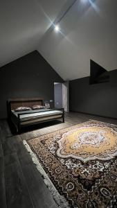 Zimmer im Dachgeschoss mit 2 Betten und einem Teppich in der Unterkunft Parusa Burgulyuk in Birgulyuk