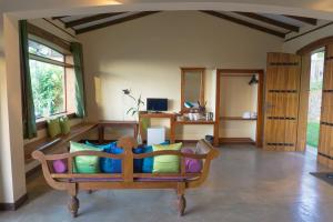 - un salon avec un canapé et des oreillers dans l'établissement Shenandoah Kandy, à Kandy